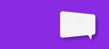 Konuşma baloncukları olan beyaz kağıt mor arkaplan iletişim baloncukları tasarımı üzerine izole