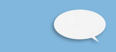 Konuşma baloncukları olan beyaz kağıt mavi arkaplan iletişim baloncukları tasarımı üzerine izole.