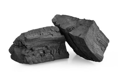 Beyaz arkaplanda siyah kömür izole edildi