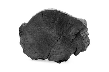 Beyaz arkaplanda siyah kömür izole edildi