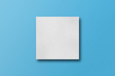 Kare biçimlerde kesilmiş kağıt ışık ve gölge ile açık mavi bir kağıda yerleştirilmiş..