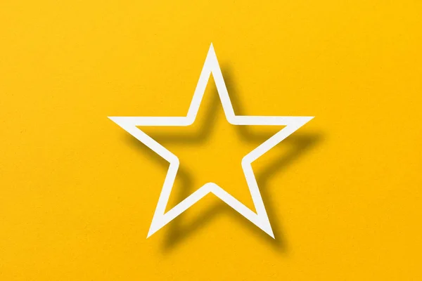 Papír Výstřižek Hvězda Tvar Světlem Stínem Umístěný Žlutém Papíře Pozadí — Stock fotografie