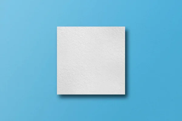 薄い青の紙の背景に光と影のある正方形の形に切り取られた紙 — ストック写真