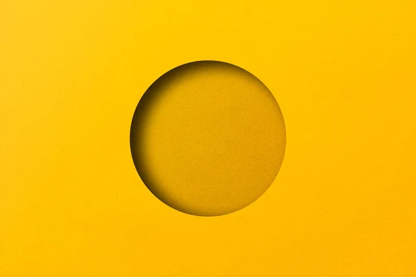 Желтая Бумага Разрезанная Круглые Отверстия Усеянные Светом Тенью — стоковое фото