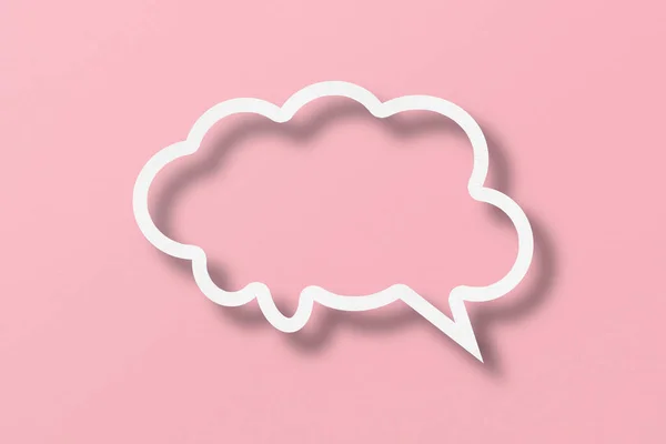 ホワイトペーパーカットスピーチバブル形状ピンクの紙の背景にセット — ストック写真