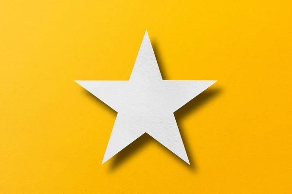 Papír Výstřižek Hvězda Tvar Světlem Stínem Umístěný Žlutém Papíře Pozadí — Stock fotografie