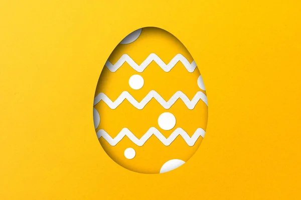 Желтая Бумага Вырезанная Форме Пасхального Яйца — стоковое фото