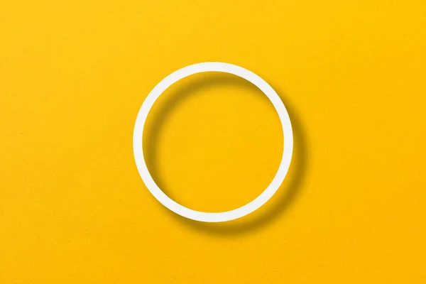 Χαρτί Κομμένο Σχήμα Κύκλου Φως Και Σκιά Τοποθετημένα Κίτρινο Φόντο — Φωτογραφία Αρχείου