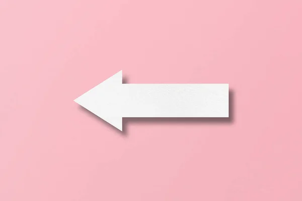 ピンクの紙の背景に隔離された白い紙の矢印 — ストック写真