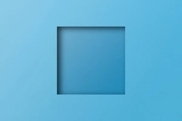 穴に切断された薄い青い紙正方形の形状は 光と影で積層されている — ストック写真