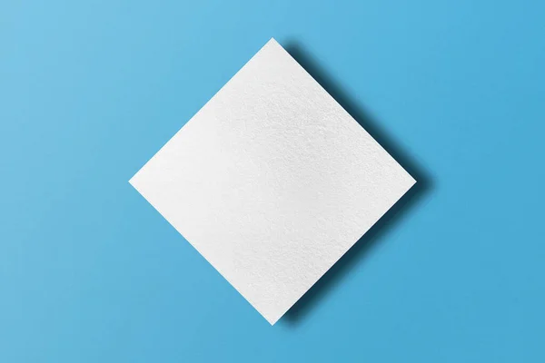 薄い青の紙の背景に光と影のある正方形の形に切り取られた紙 — ストック写真
