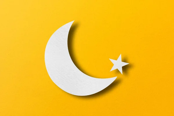 Biały Papier Pocięty Kształt Półksiężyca Gwiazdy Osadzone Żółtym Tle Papieru — Zdjęcie stockowe