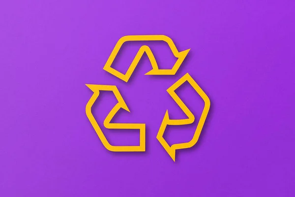 Papier Jaune Découpé Forme Recyclé Isolé Sur Fond Papier Violet — Photo