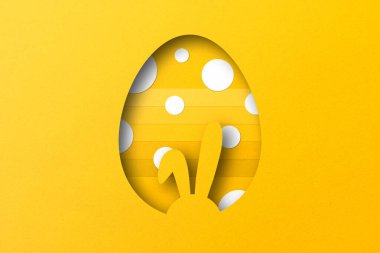 Sarı kağıt, paskalya yumurtası şeklinde kesilmiş..