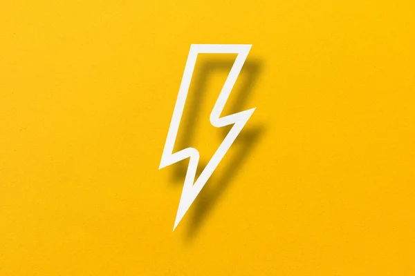 Papiergeschnittene Blitzform Blitz Mit Licht Und Schatten Auf Einem Gelben — Stockfoto