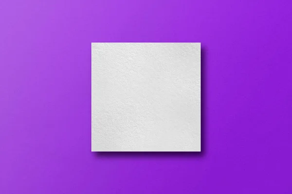 紙を光と影で正方形にカット紫色の紙の背景に配置 — ストック写真