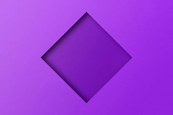 紫の紙切り穴光と影で正方形の形が重ねられています — ストック写真
