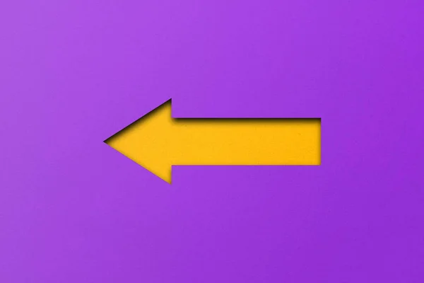 Фіолетовий Папір Пробивається Жовту Стрілку Накладка Паперу — стокове фото