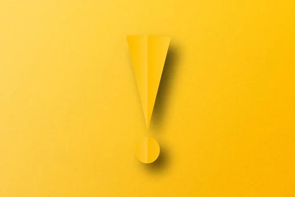 Papel Amarillo Cortado Formas Signo Exclamación Señal Advertencia Fijada Sobre — Foto de Stock