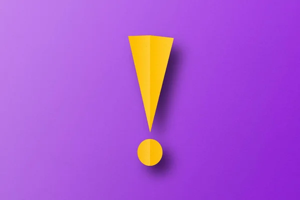 Желтая Бумага Разрезана Восклицательные Знаки Предупреждающий Знак Фиолетовом Фоне Бумаги — стоковое фото