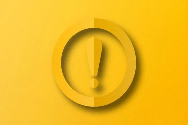 Жовтий Папір Розрізають Форми Позначки Оклику Знак Попередження Жовтому Фоні — стокове фото