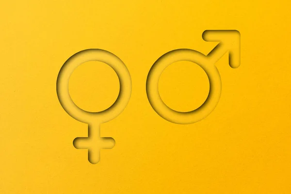 黄色的纸被切割成男女符号的形状 设置为黄色背景 — 图库照片