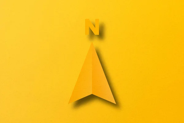 Papel Amarelo Cortado Forma Seta Norte Definida Fundo Papel Amarelo — Fotografia de Stock