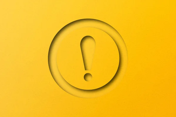 Желтая Бумага Разрезана Восклицательные Знаки Предупреждающий Знак Фоне Желтой Бумаги — стоковое фото