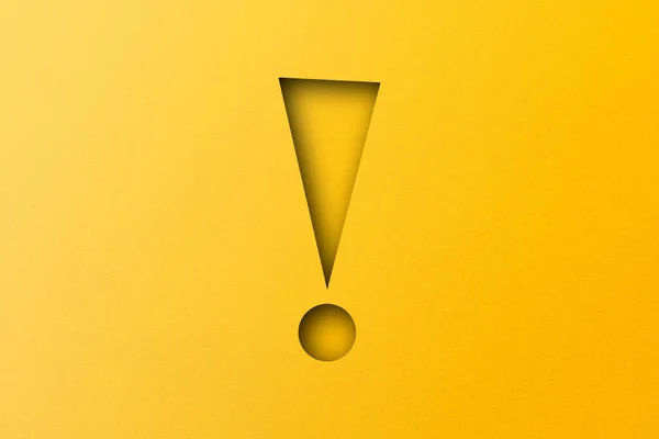 Sarı Kağıt Ünlem Işaretleri Şeklinde Kesilmiş Sarı Kağıtta Uyarı Işareti — Stok fotoğraf