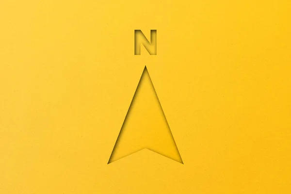 Gelbes Papier Form Geschnitten Nordpfeil Auf Gelbem Hintergrund — Stockfoto