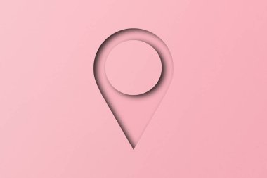 Pembe kâğıtlar şekillere bölünmüş, iğneler yerleştirilmiş. Pembe kağıt arkaplanda işaretli noktalar