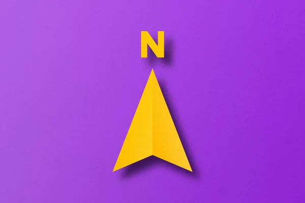 Papel Amarillo Cortado Forma Flecha Norte Sobre Fondo Papel Púrpura — Foto de Stock