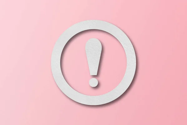 Weißes Papier Form Eines Ausrufezeichens Warnschild Auf Rosa Papier Hintergrund — Stockfoto
