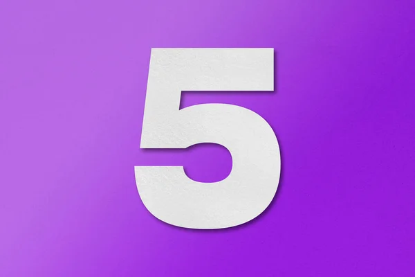 白い紙のアルファベット紙のタイプ番号5紫の背景に隔離された — ストック写真