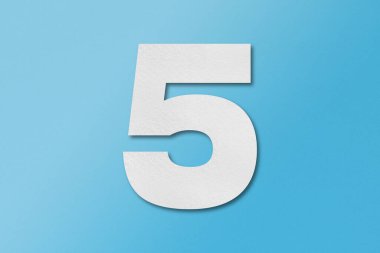 Beyaz kağıt tipi alfabe numarası 5 açık mavi arkaplan üzerinde izole.