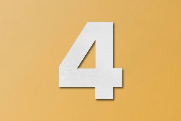 白い紙のタイプ紙のアルファベットの番号4オレンジの背景に隔離 — ストック写真