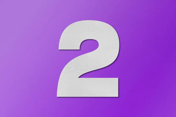 白い紙のタイプ紙のアルファベットの数2紫の背景に隔離 — ストック写真