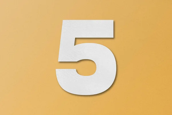オレンジ色の背景に孤立したホワイトペーパータイプのアルファベット番号5 — ストック写真