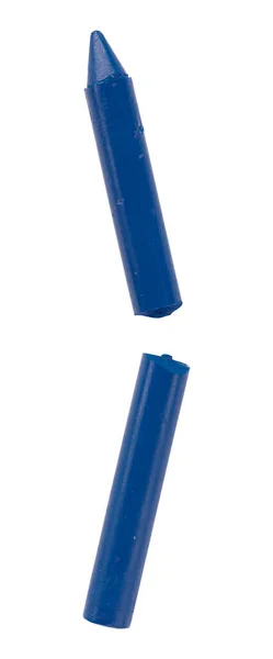 白い背景に隔離された青いクレヨン 壊れた着色された棒 — ストック写真