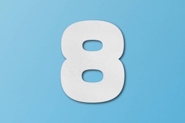 Açık mavi arkaplanda 8 numaralı beyaz kağıt yazı tipi izole edildi.