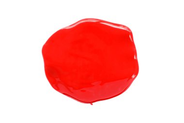 Yere dökülen kırmızı suluboya beyaz arka plana izole edilmiş..