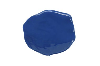 Yere dökülen mavi suluboya beyaz arka planda izole edilmiş.