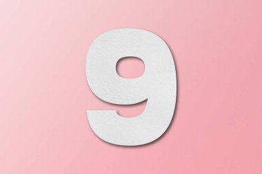 Pembe arkaplanda 9 numaralı beyaz kağıt yazı tipi izole edildi.