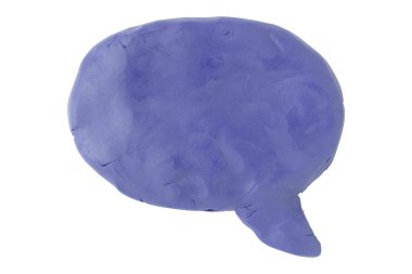 Mor konuşma balonu plastikini beyaz arkaplanda izole edildi