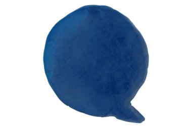 Beyaz arkaplanda mavi konuşma kabarcığı plastikçesi izole