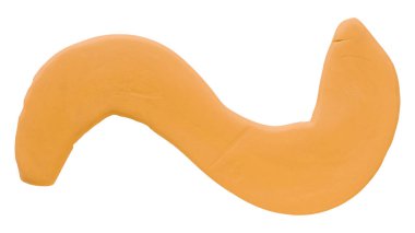 Plastik, beyaz arka planda izole edilmiş turuncu bir fırçadır..
