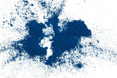 Beyaz arkaplanda mavi toz izole edildi