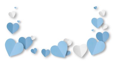 Açık mavi origami kağıt kalpler beyaz arkaplanda izole.