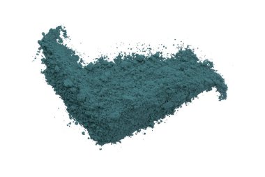 Beyaz arkaplanda yeşil toz izole edildi