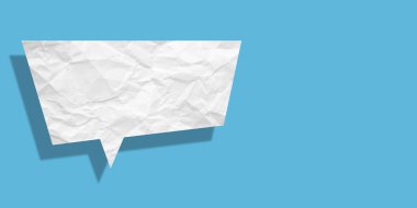 Beyaz konuşma balonu buruşmuş kağıt açık mavi arkaplanda izole edilmiş